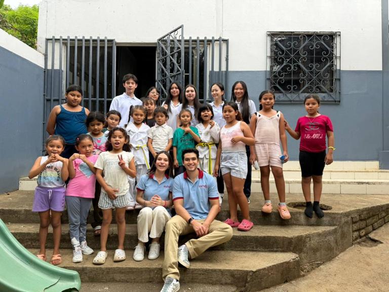 Volunteers with the girls at Barrio Naciones Unidas